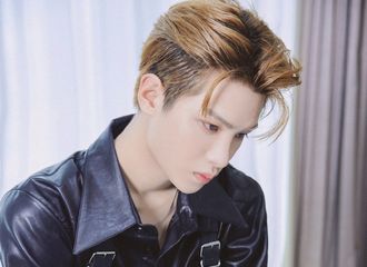 [新闻]210715 信昊接收中发来黄明昊《密室大逃脱》造型图 密桃计划乐队皮衣贝斯手小贾闪亮登场！