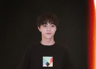 [新闻]210716 卷毛陈立农广告拍摄下班图送达 宝贝一笑整个夏夜都是甜甜的
