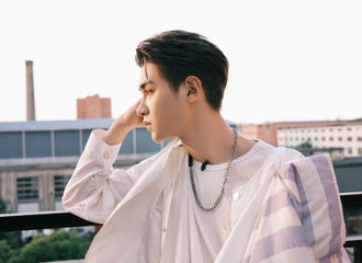 [新闻]210718 棉被在Justin手里也变成了时尚单品 棉被大片也要拥有侧拍花絮！