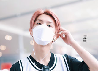 [新闻]210720 Justin今日行程路透新鲜出炉 漂亮饱饱的发色盲盒终于走到粉毛这一步