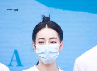 [新闻]210720 迪丽热巴新剧《安乐传》今日开机 即使戴着口罩也是全场焦点！