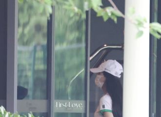 [新闻]210802 捕捉一个在北京出现的赵丽颖 老婆镜头里的自己 vs 站姐镜头里姐姐