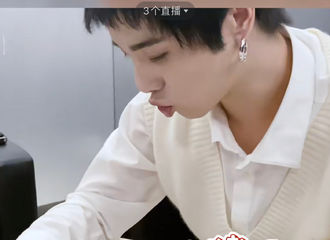 [新闻]210807 华晨宇甜品吃播突然掉落 还有什么比花花进食更可爱的画面吗！
