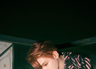 [新闻]210808 黄明昊《这！就是潮流》造型图公开 男孩子在外面要注意保护好自己！