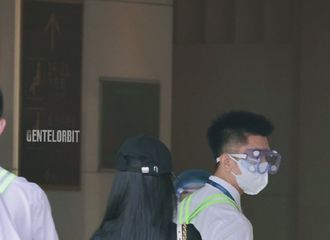[新闻]210809 赵丽颖all black现身展现酷女孩本色 今日份多情万人迷新鲜路透来袭