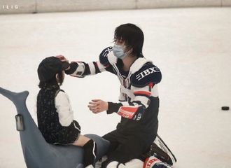 [新闻]210812 朱正廷冰球训练饭拍更新 说一句动漫人物出逃也不为过