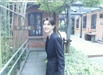 [新闻]210813 信昊接收中投递Justin侧拍花絮一则 酷boy对镜头上演眼神杀