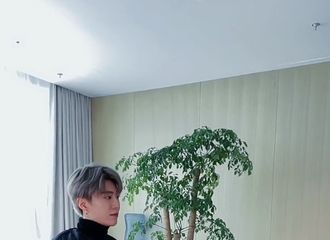 [新闻]210813 5G冲浪的帅哥小范紧跟潮流抖一抖 一脚踹进丞星姐姐的心里啦