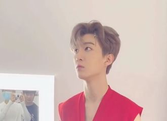 [新闻]210813 范丞丞亲身示范与虫子不共戴天 真空上阵露出小肚肚都要打到飞虫