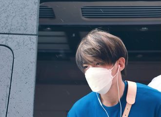 [新闻]210814 分享今日份七夕小“蓝”孩Justin 在狂风中也要守护珍贵的发型