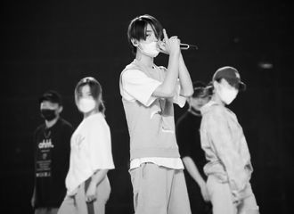 [新闻]210817 小信昊公开黑白风817晚会彩排图 挑染顺毛汀汀的认真表情引人瞩目