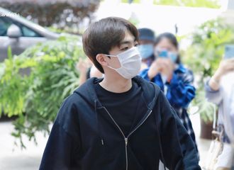 [新闻]210818 结束综艺录制的陈立农转战下一站 小朋友手手怎么又贴创可贴了呢？