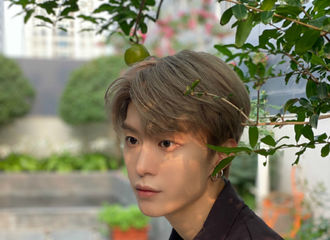 [新闻]210820 这种程度很难不夸一句：严谨 范丞丞分享初秋石榴树下随拍