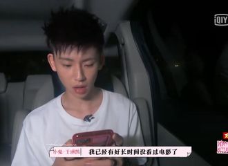 [新闻]210820 小鬼前往电影院路途花絮释出 透露自己上一次看电影是音乐节结束后