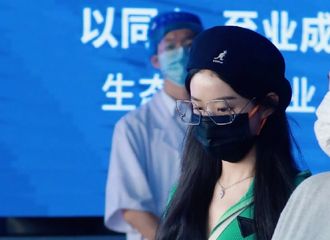 [新闻]210822 赵丽颖昨日最新穿搭登上热搜 化身行走的清新偶像剧女主角
