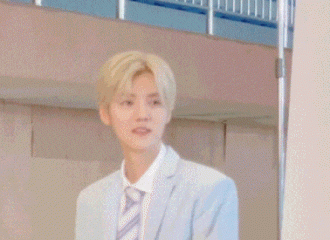 [新闻]210823 鹿晗校服look少年感十年如一日 时不时耍帅的样子就是多动鹿嘛