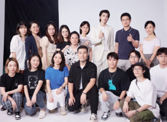 [新闻]210825 蔡徐坤与工作人员合照分享 真的不是人形立牌在营业吗？