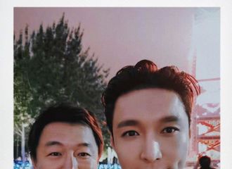 [新闻]210826 张艺兴发文晒合照祝黄渤生日快乐
