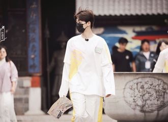 [新闻]210826 戴好口罩做好防护安全意识满分 陈立农早早上班开启新一天工作
