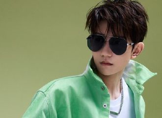 [新闻]211111 王源 身穿Heron Preston绿色扎染套装拍摄帕莎广告片