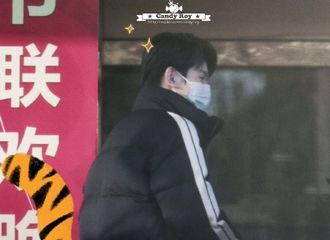 [新闻]220126 #王源现身央视虎年春晚第三次联排#