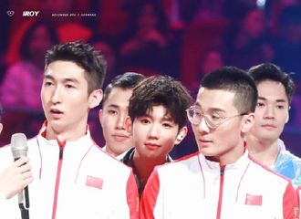 [新闻]220208 #王源在武大靖任子威身后比耶#