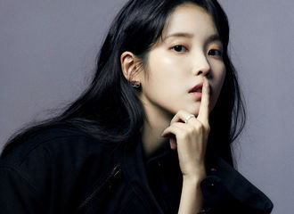 [新闻]220217 IU登上《Marie Claire Korea》三月刊封面画报