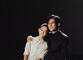 [新闻]220222 #易烊千玺搂着奇迹里的妹妹#