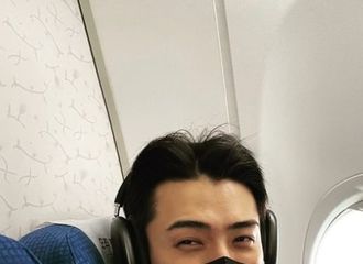 [新闻]220306 EXO世勋，坐飞机去哪儿呢？戴着口罩展现出来的“暖男美”