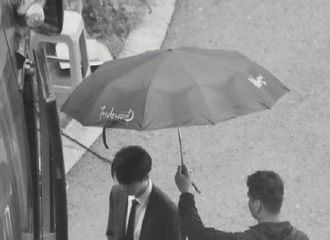 [新闻]220321 #王俊凯重生之门西装背影路透# 