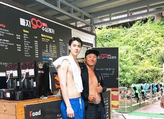 [分享]220510 世勋水上乐园游玩照出炉，好身材展露无遗！