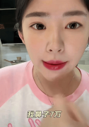 网红美女黄一鸣在直播中分享自己变美经历，