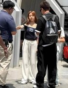 贾乃亮带女儿新加坡游玩，甜馨穿露肩上衣少