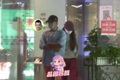文章带女友一起看话剧，文章穿蓝色外套戴着