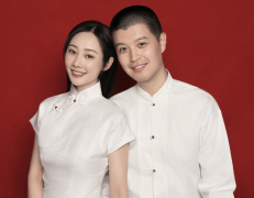 李纯马頔官宣结婚喜讯，两人晒出红底照以及
