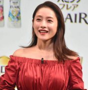 石原里美产后首度公开亮相，一袭红色礼服亮